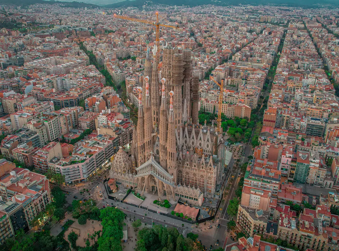 Con nuestros tours privados, nos adaptamos a tus necesidades. De esta forma, tú eliges la duración, el recorrido y los temas que deseas incluir. Es la opción ideal para grupos de estudiantes, equipos de empresa, familias o personas que prefieren una experiencia más personalizada y cómoda. Preparamos el tour contigo para que aproveches al máximo tu visita a Barcelona.